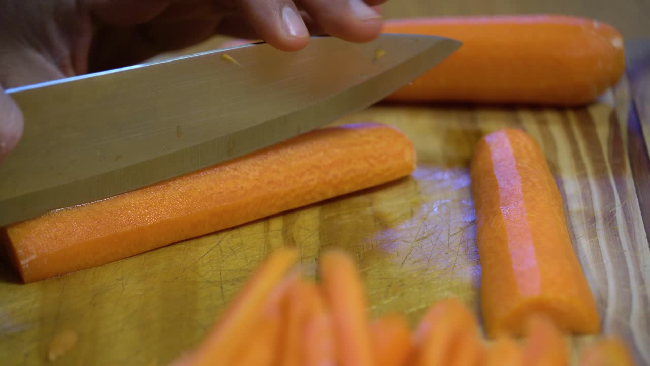 cortar la zanahoria en juliana sobre tablero de madera cocina saludable dieta saludable