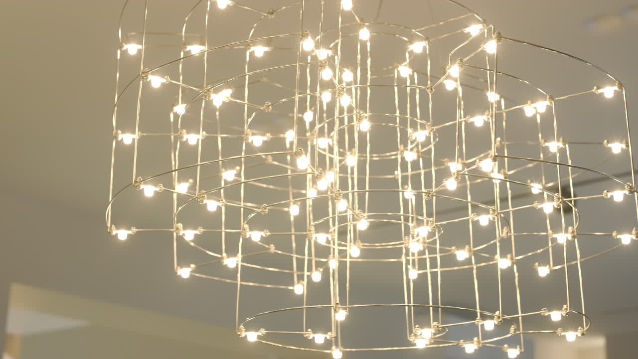 Eleganter moderner Kronleuchter mit vielen kleinen Lichtpunkten.