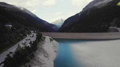 volando sobre el gran lago de barrera del embalse de schlegeis en el valle de la montaña tirolesa ötztal