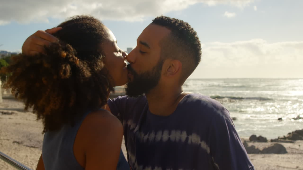 Coppia che si bacia in spiaggia 4k
