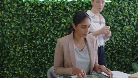 equipo de jóvenes empresarios desarrolladores de software que diseñan aplicaciones móviles mujeres inteligentes que usan tabletas compartiendo ideas creativas para aplicaciones de comunicación trabajo en equipo en la oficina moderna