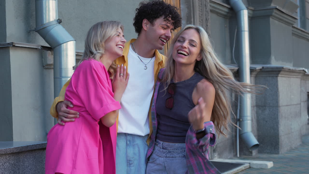 행복한 친구들이 야외에서 웃고 있습니다.