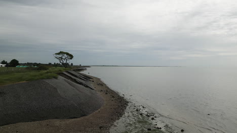 Imágenes-De-Aviones-No-Tripulados-De-Las-Defensas-Del-Malecón-Colapsadas-En-La-Isla-De-Mersea,-Reino-Unido