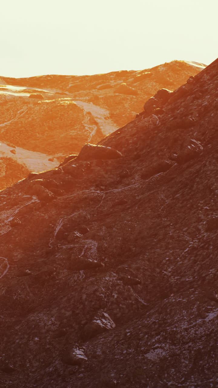 impresionante puesta de sol sobre un paisaje montañoso