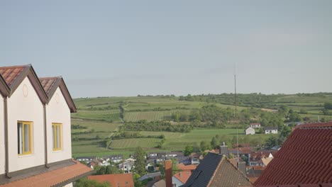 panorama de las pintorescas casas tradicionales bávaras en el campo alemán