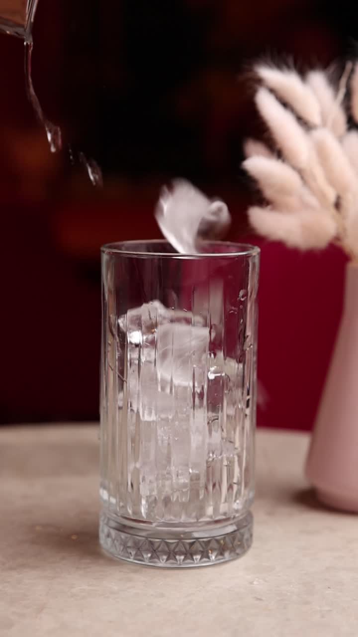 vaso vacío y vaso con hielo