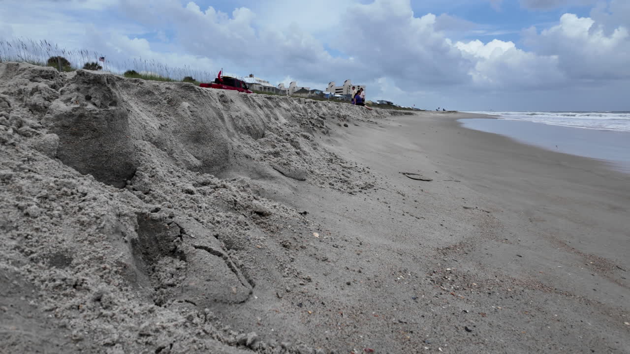 estanterías de playa después de una tormenta tropical, erosión costera