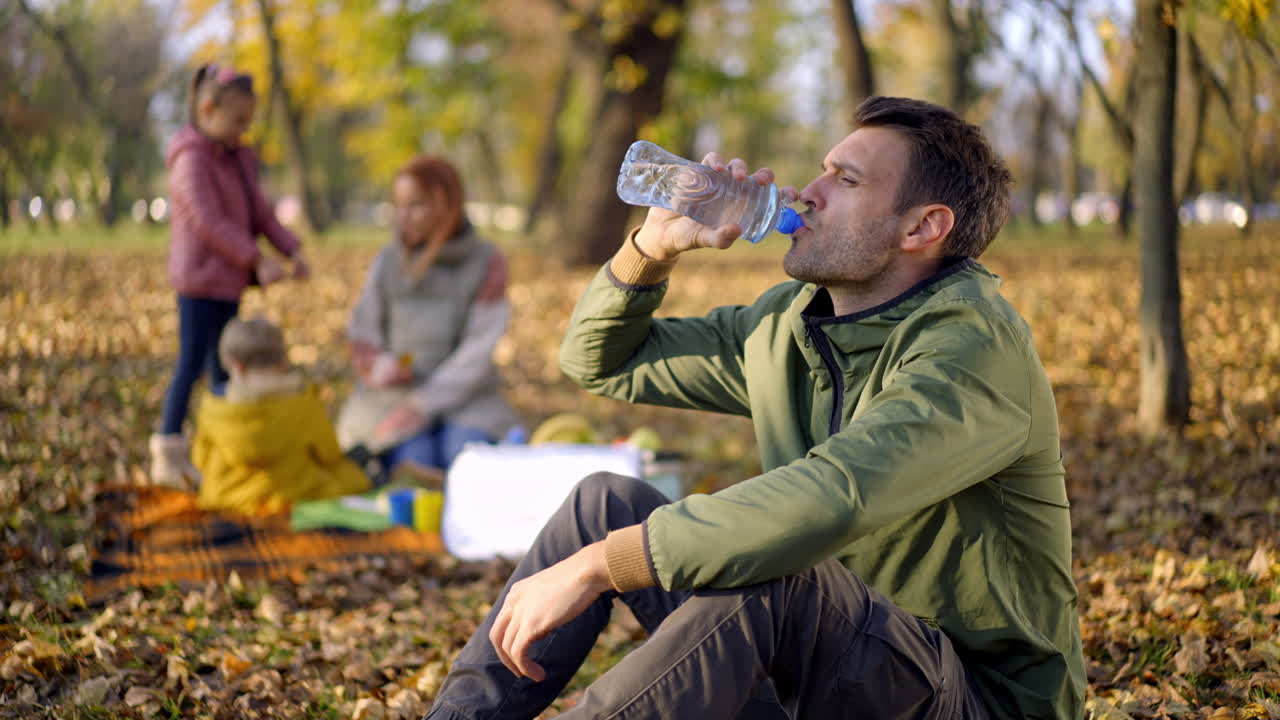 공원 에서 피크닉 을 즐기는 가족