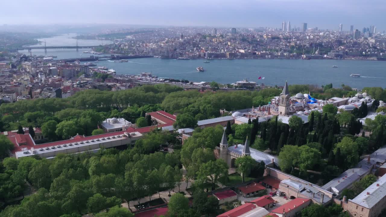 palacio de topkapi, vista de la mezquita de hagia sophia, video de avión no tripulado 4k con vista al bósforo