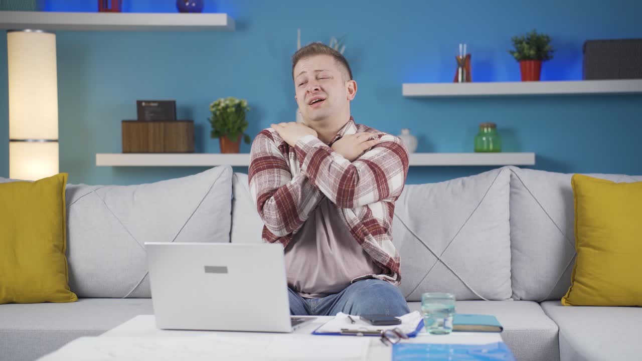 홈 오피스 근로자 남자가 어깨 통증을 가지고 있습니다.