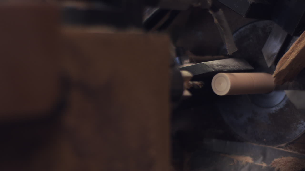 крупным планом снимок станка для резьбы и резки небольшого деревянного стержня