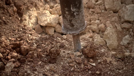 movimiento lento de cerca de un martillo hidráulico perforación de tierra haciéndolo rebotar rítmicamente