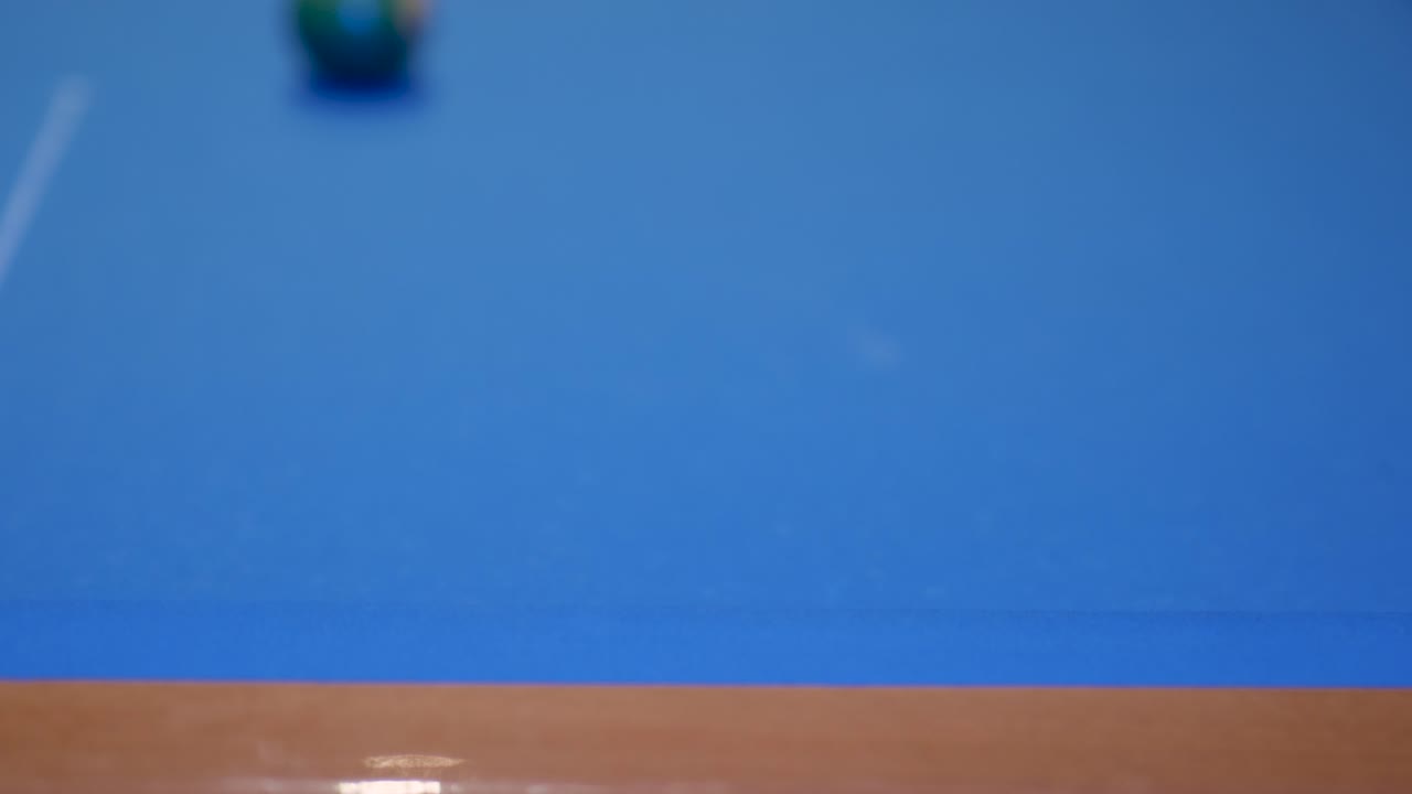 스누커 테이블에서 스누커 공을 돌리는 것