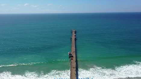 Toma-Aérea-De-4k-En-Movimiento-Hacia-Adelante-Mirando-Hacia-El-Océano-Pacífico,-Sobre-El-Muelle-De-San-Clemente,-En-El-Condado-De-Orange,-California