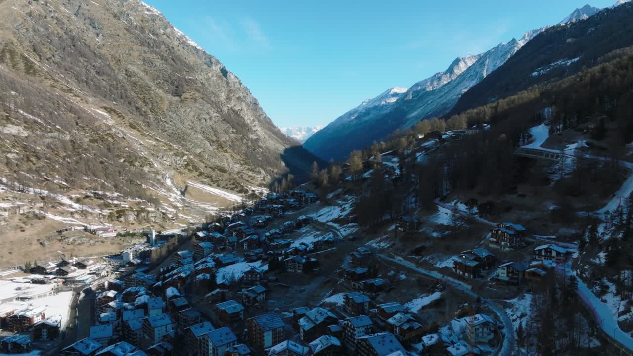 아침 에 제르마트 계곡 과 매터호른 봉우리 의 공중 풍경