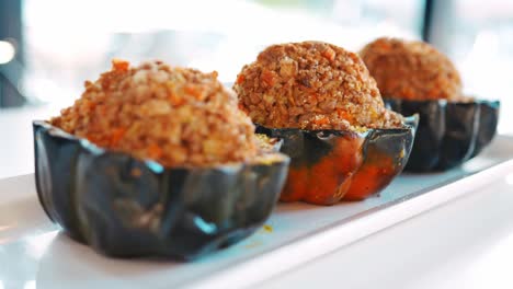 primer plano de una comida vegana saludable en una cafetería