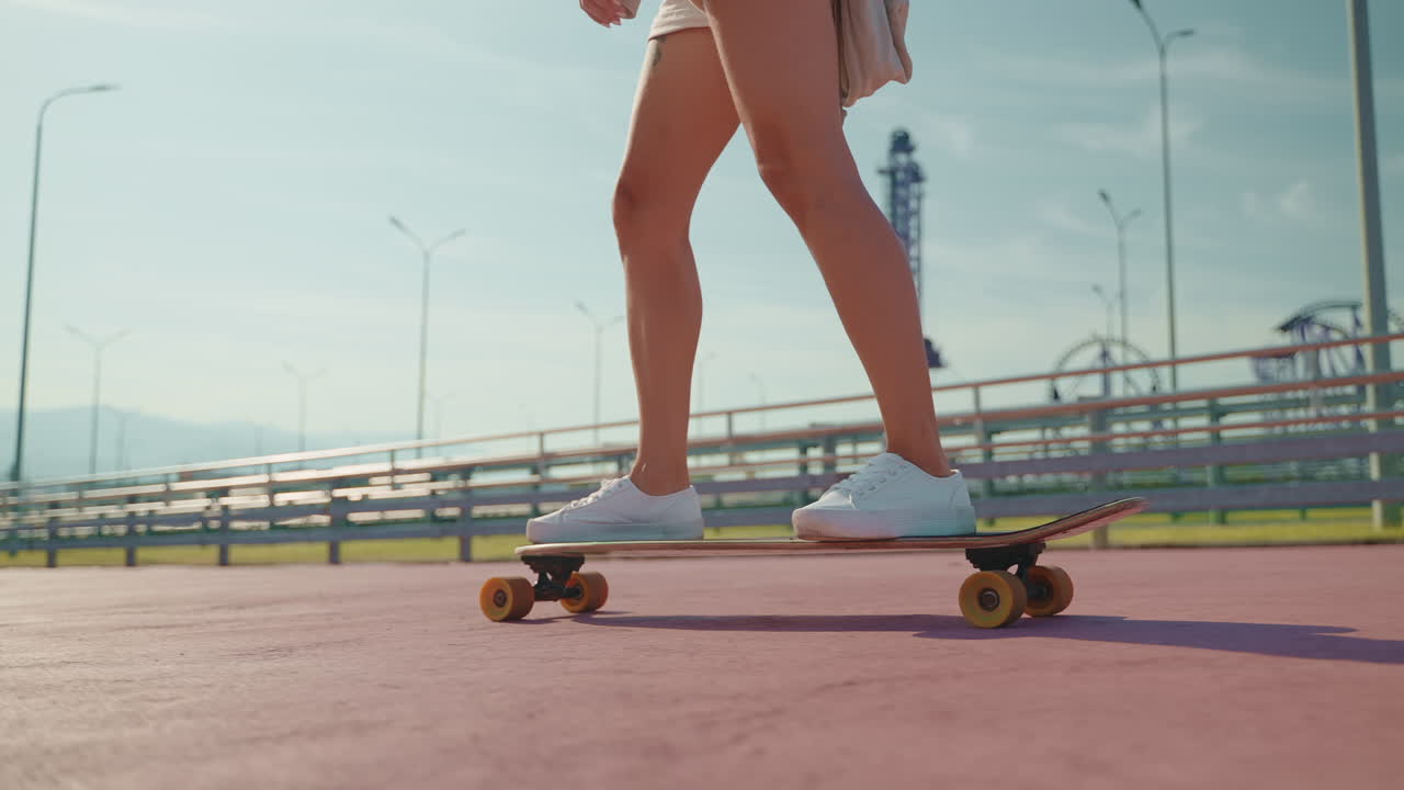 도시 공원에서 스케이트보드를 타는 여자