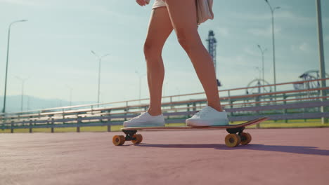 mujer patinando en un parque de la ciudad