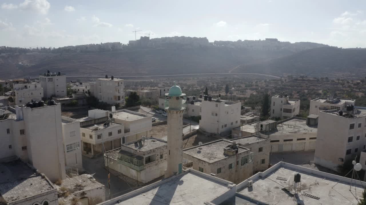 antigua mezquita en beit hanina (abu dahuk) la ciudad antigua - aérea