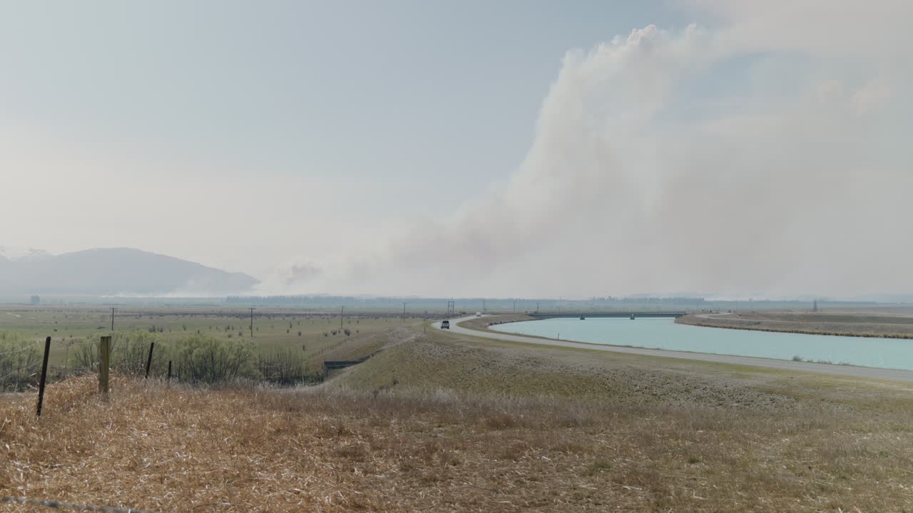 2023년 겨울에 큰 화재가 일어날 때 뉴질랜드의 푸카키 다운스가 설치되었습니다. 도로에서 자동차를 운전하고 연기를 멀리하고 관광객을 대피시켰습니다.