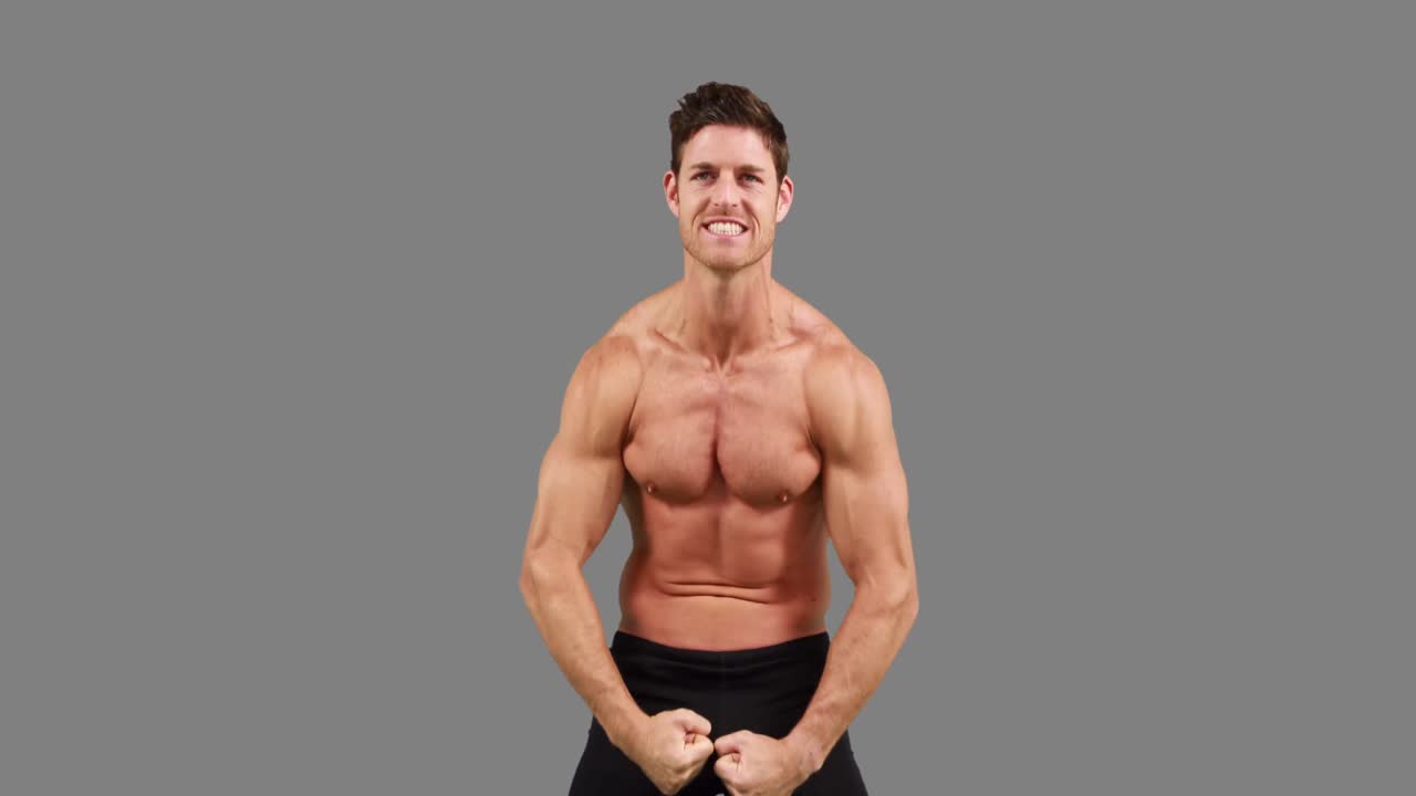 hombre musculoso flexionando sus músculos