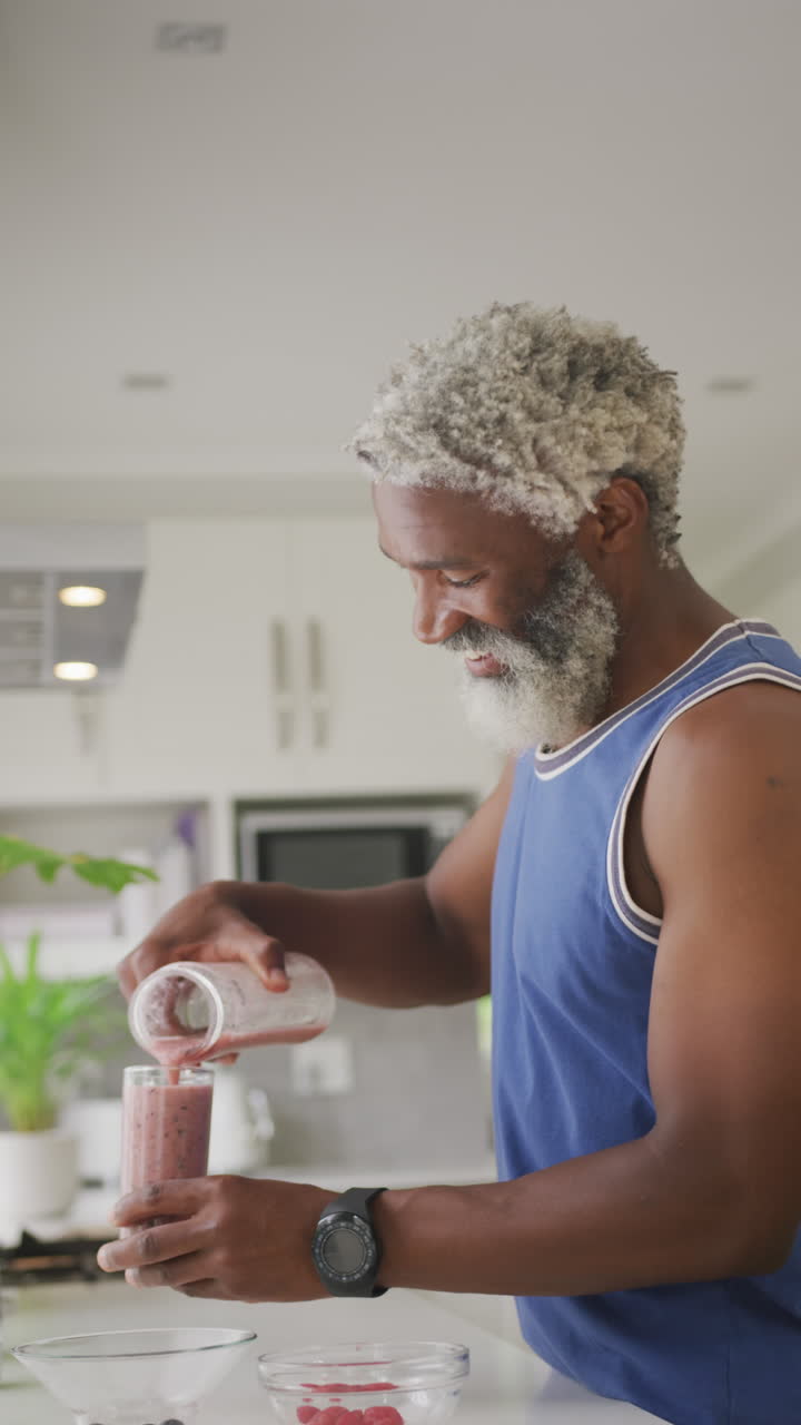video vertical de un anciano afroamericano preparando el desayuno en casa