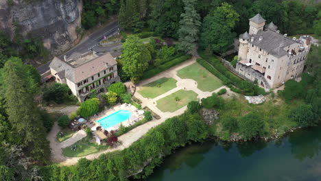 Castillo-De-La-Caze-Fortaleza-Medieval-Con-Piscina-A-Lo-Largo-Del-Río-Tarn