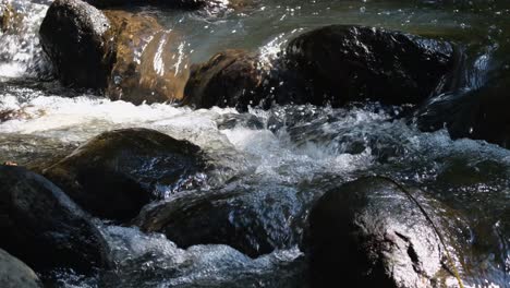 Río-Que-Fluye-A-Través-De-Rocas-Haciendo-Sonidos-De-Agua-Y-Burbujas-De-Agua-Blanca