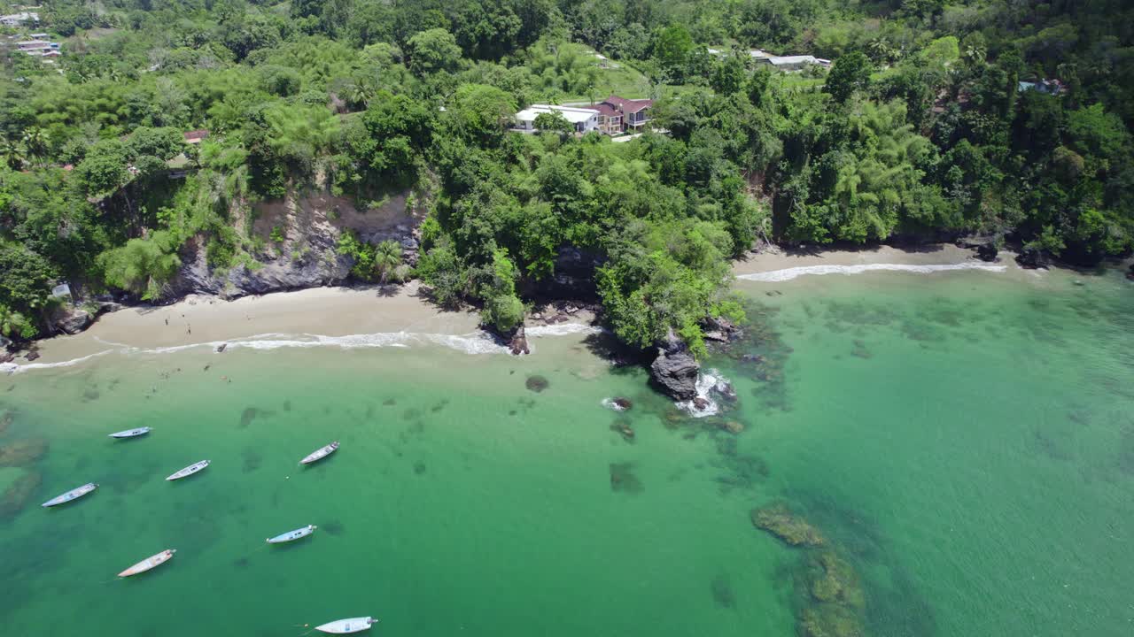 vista aérea descendente de una cueva natural en una playa de acantilados en la isla gemela tropical del caribe trinidad y tobago