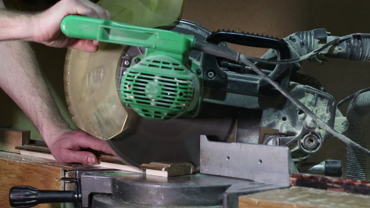 мастерская по оформлению каркасов. резка круговой пилы багет ручной работы картинной рамы в студии.