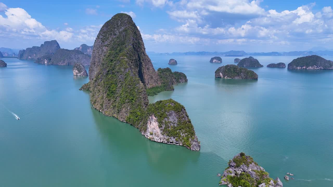 Cảnh quay drone ghi lại những hòn đảo đá vôi tuyệt đẹp tại Vịnh Phang Nga, Thái Lan, thể hiện làn nước trong xanh và thảm thực vật xanh tươi dưới bầu trời quang đãng