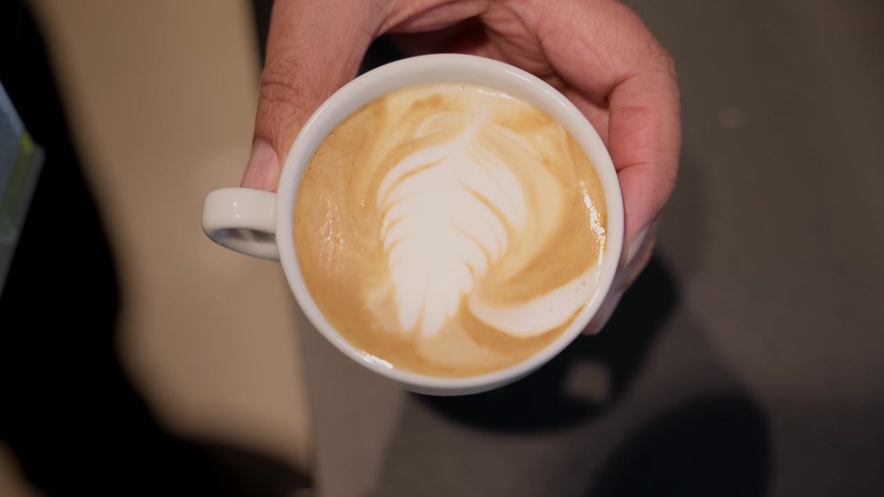 Primo piano, Caffeina mattutina, Bevanda calda cremosa e confortante, Preparato da barista, Bevanda lattea, Arte creativa.