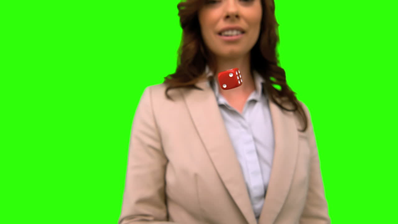 Empresária jogando um dado em tela verde.