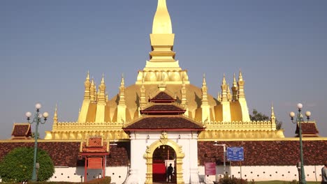 guardando in alto a pha che luang stupa d'oro a vientiane, laos