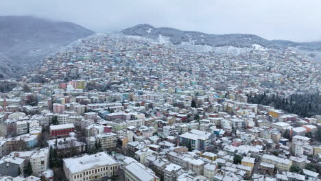 Vista-Aérea-Panorámica-De-Estructuras-Densas-Del-Paisaje-Urbano-De-Bursa-Bajo-Nieve-Fresca-En-Turquía