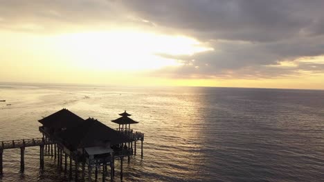 Drohnenaufnahmen-Des-Sonnenuntergangs-Am-Strand-In-Südostasien