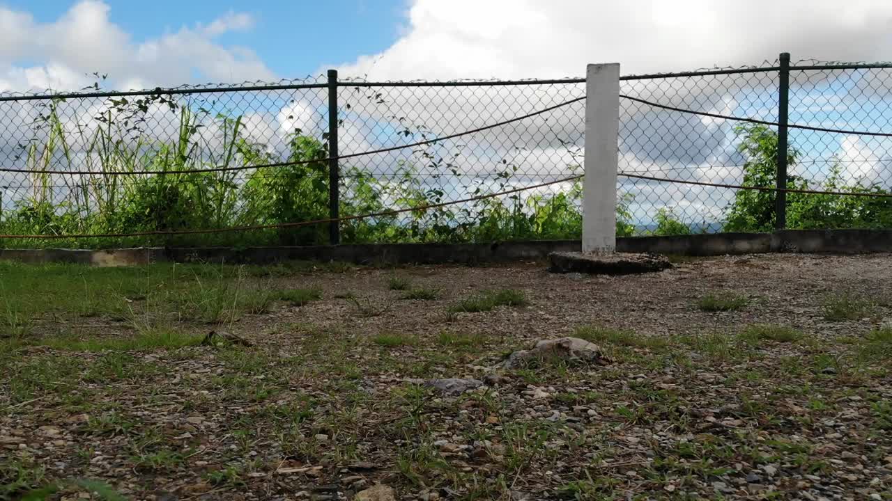 dji mavic air를 사용하여 기록된 원거리의 정유 공장을 보여주는 산 페르난도 언덕에서 산 페르난도 시티 드론 공개 샷