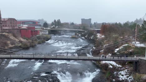 Vista-Aérea-De-Un-Puente-Peatonal-Que-Permite-A-La-Gente-Caminar-Sobre-Las-Cataratas-De-Spokane