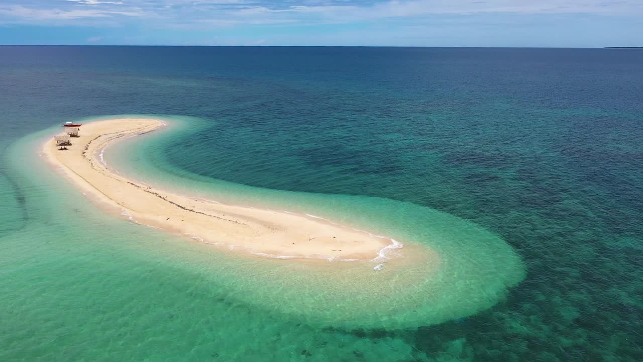 toma cinematográfica, vista aérea de una pequeña isla, un banco de arena en roxas, palawan