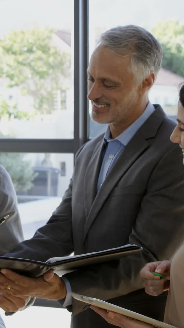 pareja firmando el acuerdo para conseguir su nueva casa