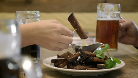 Bier-Und-Toast-Mit-Sahnesauce-Im-Café