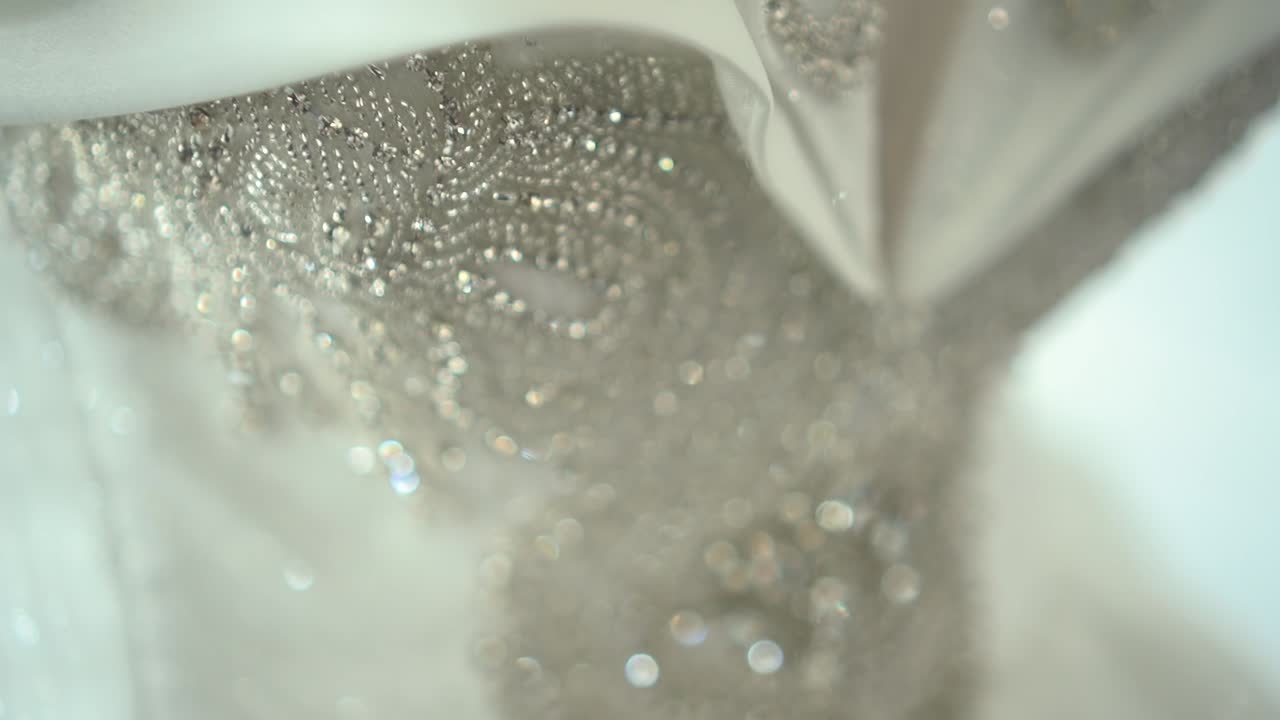 돌로 장식 된 웨딩 드레스