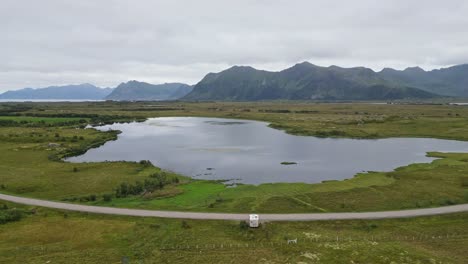 Wohnmobil-Wohnmobil-Wildcamping-In-Vagan,-Lofoten-Inseln,-Norwegen---Luftaufnahme-4k