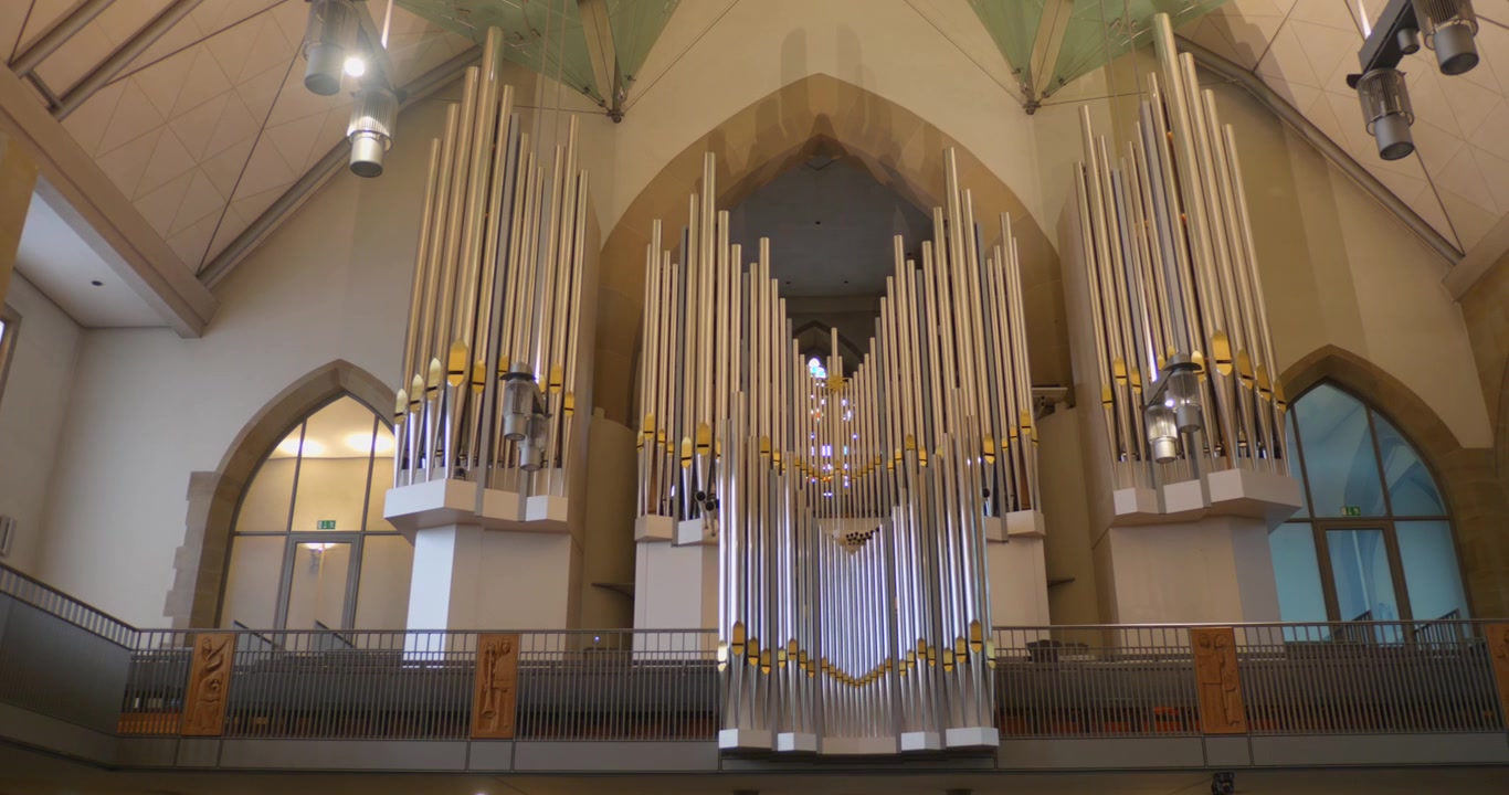 Splendide canne d'organo all'interno della storica Stiftskirche a Stoccarda che mostrano un'architettura intricata