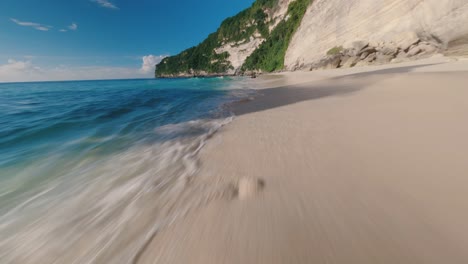 Drohne-Mit-Niedrigem-Fpv-Schoss-über-Den-Tropischen-Sandstrand,-Während-Die-Wellen-Tobten