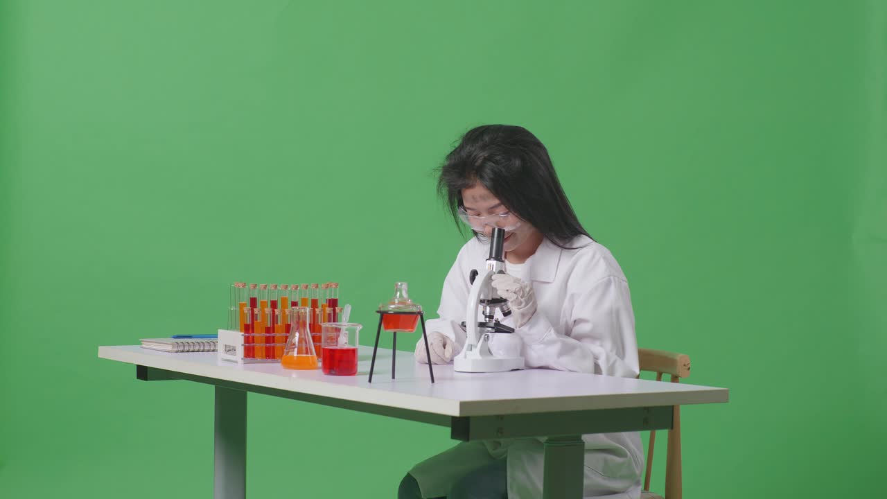 científico mirando a través del microscopio en el laboratorio