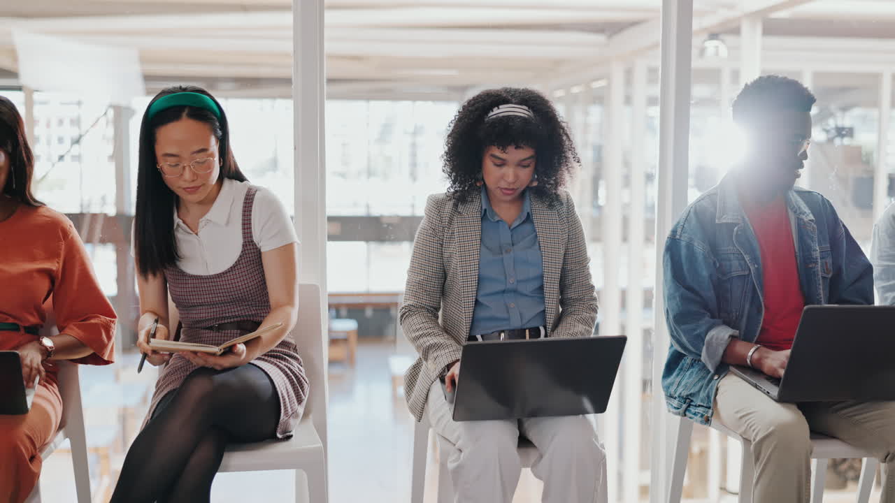 portátil, espacio de coworking y recursos humanos