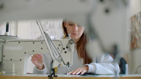 costurera cosida de ropa. diseñadora de moda cosida nuevo modelo de ropa. costurera mujer trabaja en la máquina de coser en el taller de sastrería negocio. coser detalles para la ropa futura.