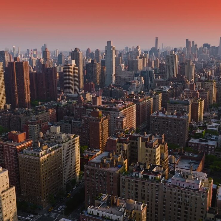Splendido skyline rosa su una vasta città. Architettura di New York a un'alba meravigliosa. Prospettiva aerea