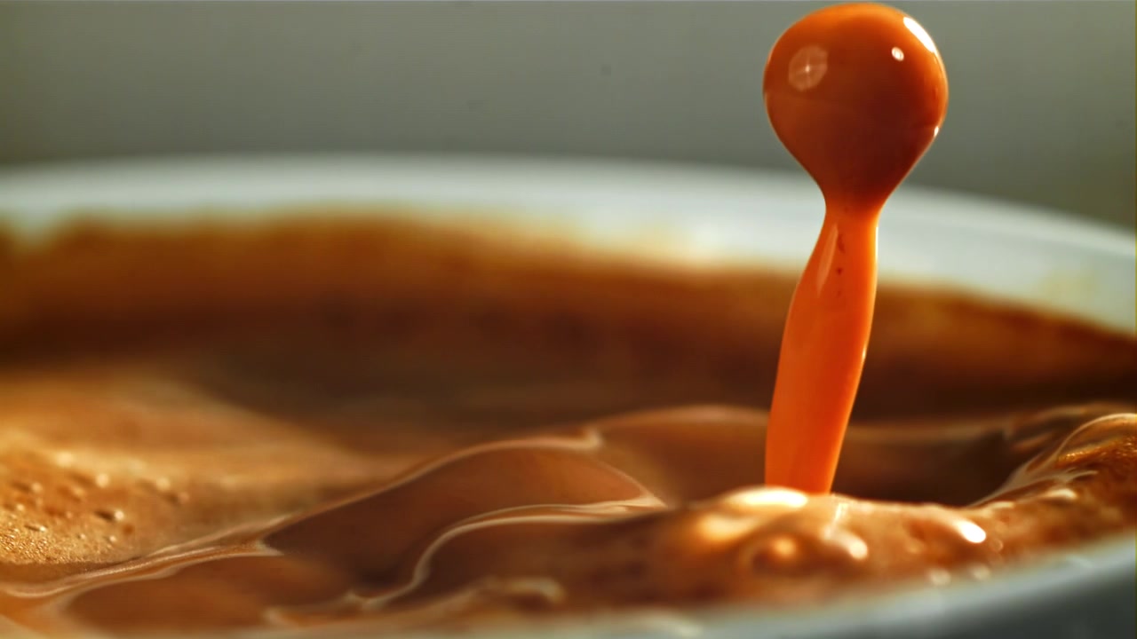 Slowmotion makrooptagelse af en væskedråbe, der sprøjter